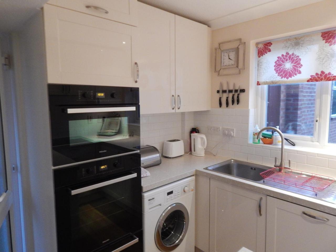 Spacious 3 Bdr House With Parking-Families-Corporate Groups By Orbitat Accommodations Cambridge Exteriör bild