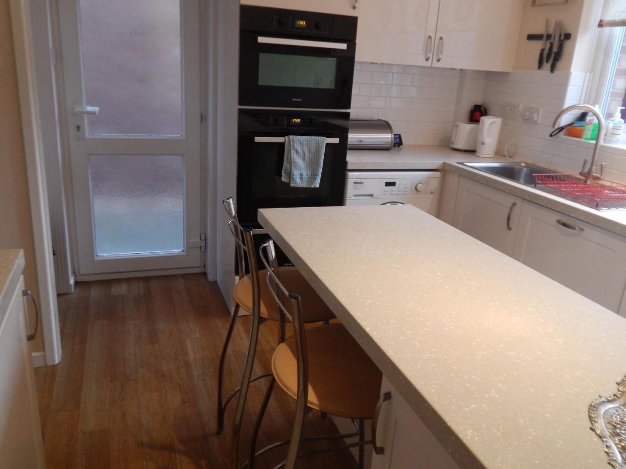 Spacious 3 Bdr House With Parking-Families-Corporate Groups By Orbitat Accommodations Cambridge Exteriör bild